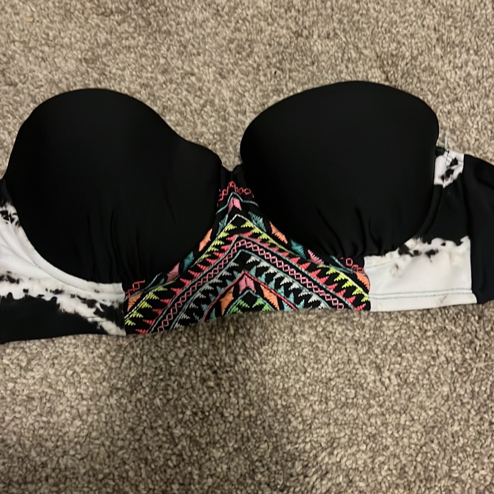 Cute swim top size small good condition. Perfect to pair with black bottoms